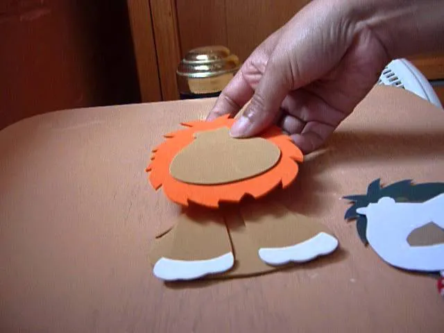 León de fomi para dulcero - YouTube