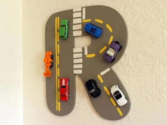 Letra decorada como un circuito con coches | Decoideas.Net