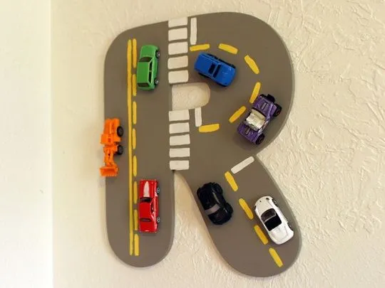 Letra decorada como un circuito con coches | Decoideas.Net Letra decorada como un circuito con coches | Decoideas.Net