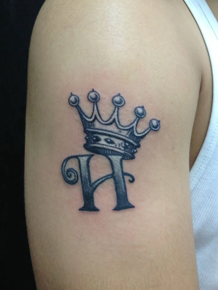 Letra Inicial & Corona - Tatuajes para Mujeres