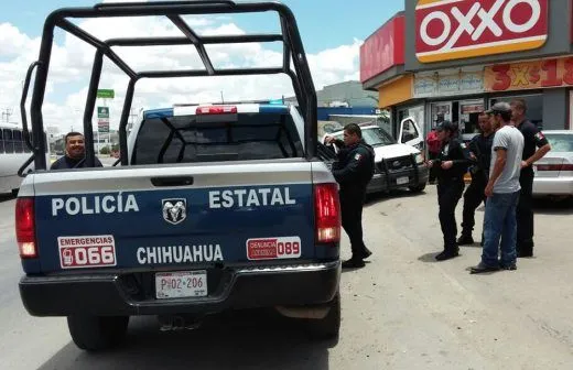 Levantan cholos de los Aztecas a mujer afuera de Oxxo en la calle ...