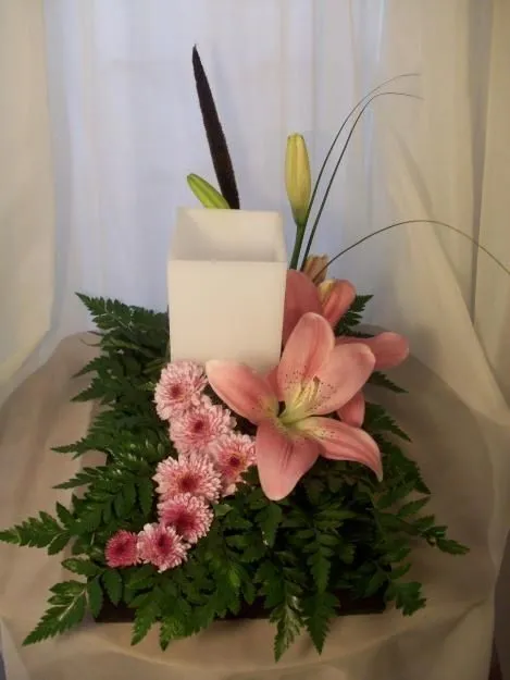 Liliums, mable en rosa, flollaje verde y vela cuadrada | Arreglos ... Liliums, mable en rosa, flollaje verde y vela cuadrada | Arreglos ...