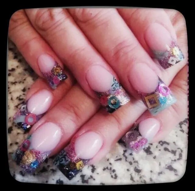 Lindas uñas con diversas incrustaciones. Muy de primavera-verano ... Lindas uñas con diversas incrustaciones. Muy de primavera-verano ...