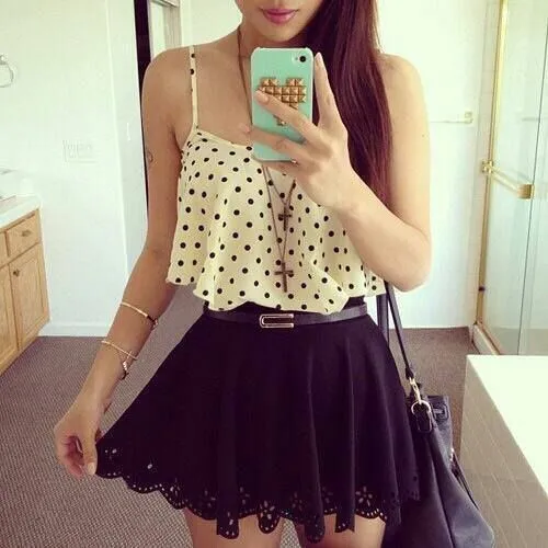Un lindo conjunto de una falda redonda y una blusa corta de ...