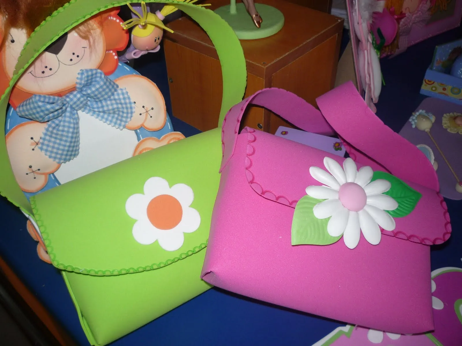  ... LINDA CARTERITA EN FOAMI..INCLUYE MATERIALES Y MOLDES...COSTO Bs F.20