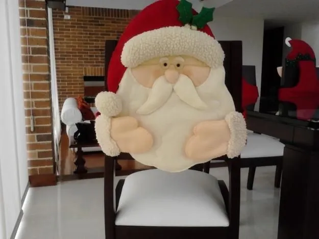 Que lindo papa noel, para decorar nuestras silla de comedor ... Que lindo papa noel, para decorar nuestras silla de comedor ...