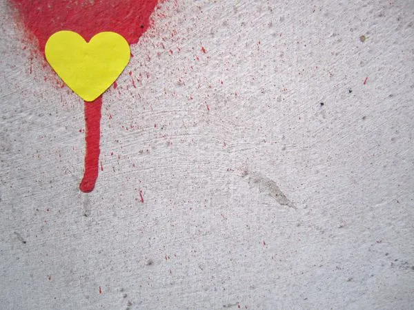 Living in Kraków: Alguien lleva corazones amarillos en una bolsa ...