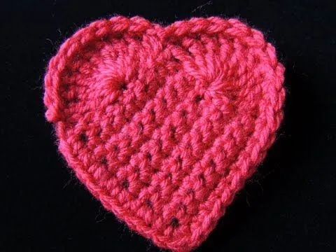 Llavero corazón en tejido crochet tutorial paso a paso. Llavero corazón en tejido crochet tutorial paso a paso.