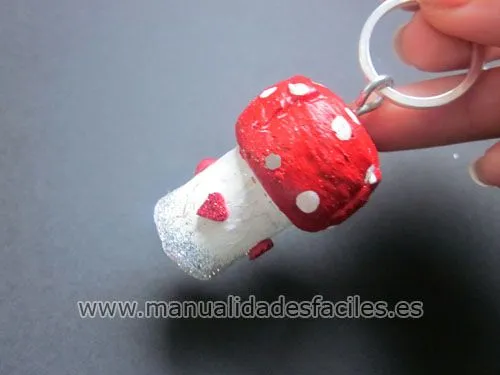 LLavero hecho de corchos | Manualidades faciles LLavero hecho de corchos | Manualidades faciles