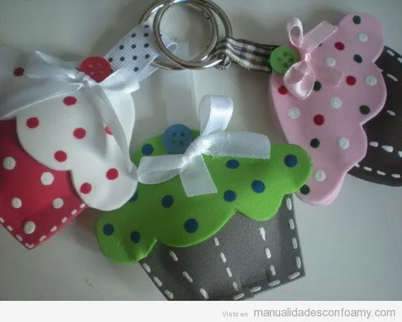 Llavero DIY de foamy con forma de cupcake | Foami crafts | Pinterest