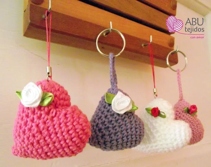 Llaveros y colgantes tejidos en crochet | ABU tejidos | Pinterest