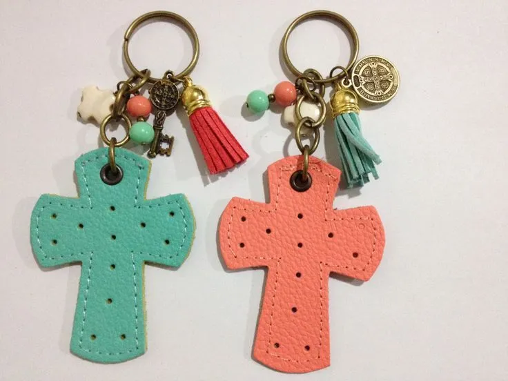 Llaveros Cruz de piel como recuerdo para bautizo y primera ... Llaveros Cruz de piel como recuerdo para bautizo y primera ...