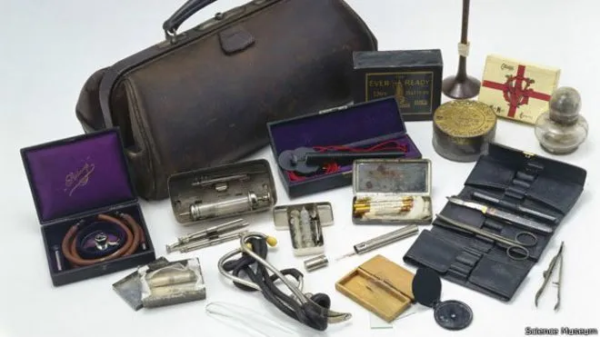 Qué llevan los médicos dentro de su maletín hoy en día - BBC Mundo