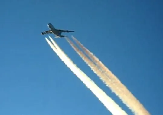 No LLUEVE y las rayas de los aviones en el cielo y placas solares