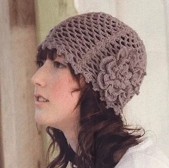 Una locura de ideas: Elegantísimo gorro de ganchillo con flor lateral. Una locura de ideas: Elegantísimo gorro de ganchillo con flor lateral.