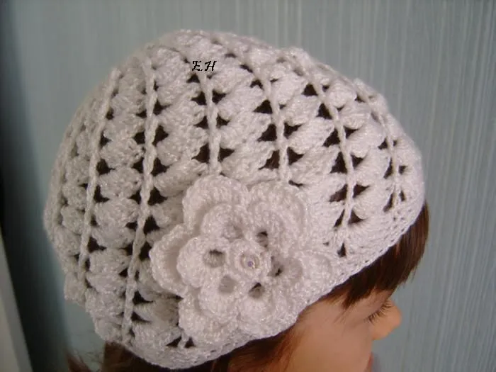 Una locura de ideas: GORRO BLANCO CALADO CON FLOR LATERAL. Una locura de ideas: GORRO BLANCO CALADO CON FLOR LATERAL.