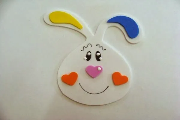Conejo de pascua decorando una barra de chocolate con fomi ... Conejo de pascua decorando una barra de chocolate con fomi ...