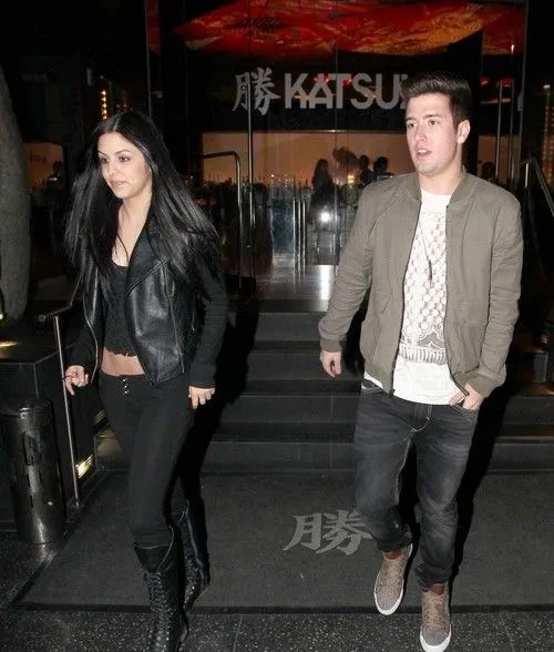 Logan Hendersen (Big Time Rush) de cita con una chica desconocida Logan Hendersen (Big Time Rush) de cita con una chica desconocida