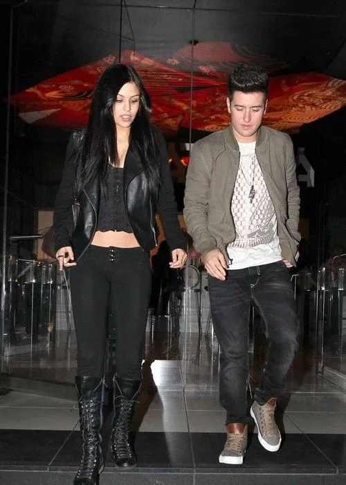 Logan Hendersen (Big Time Rush) de cita con una chica desconocida Logan Hendersen (Big Time Rush) de cita con una chica desconocida