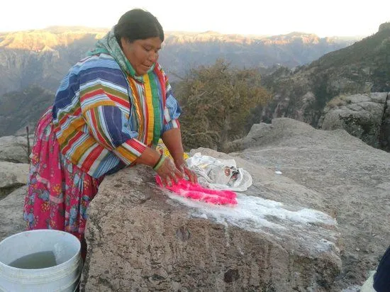 Lola lavando su ropa sobre una roca justo al borde de la Barranca ...