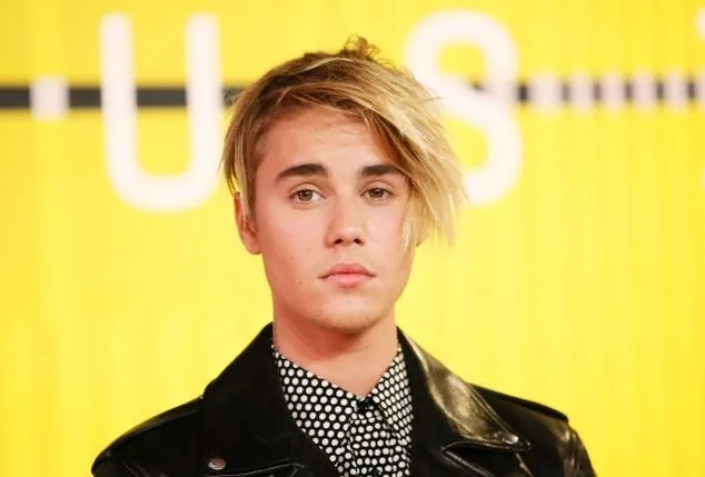 Con su nuevo look de emo, Justin Bieber lloró en la entrega de los ...