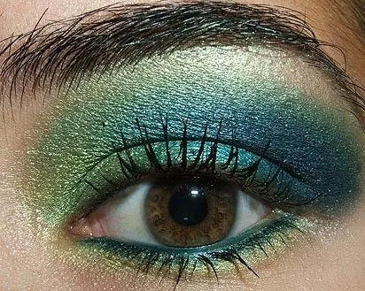 Look de fiesta, ojos en verde y azul