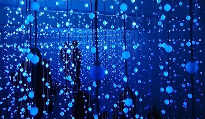 Luces LED flotantes crean universos mágicos Luces LED flotantes crean universos mágicos