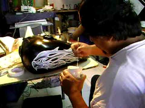 Lucho Huiscalen,pintando un tanque de moto. - YouTube