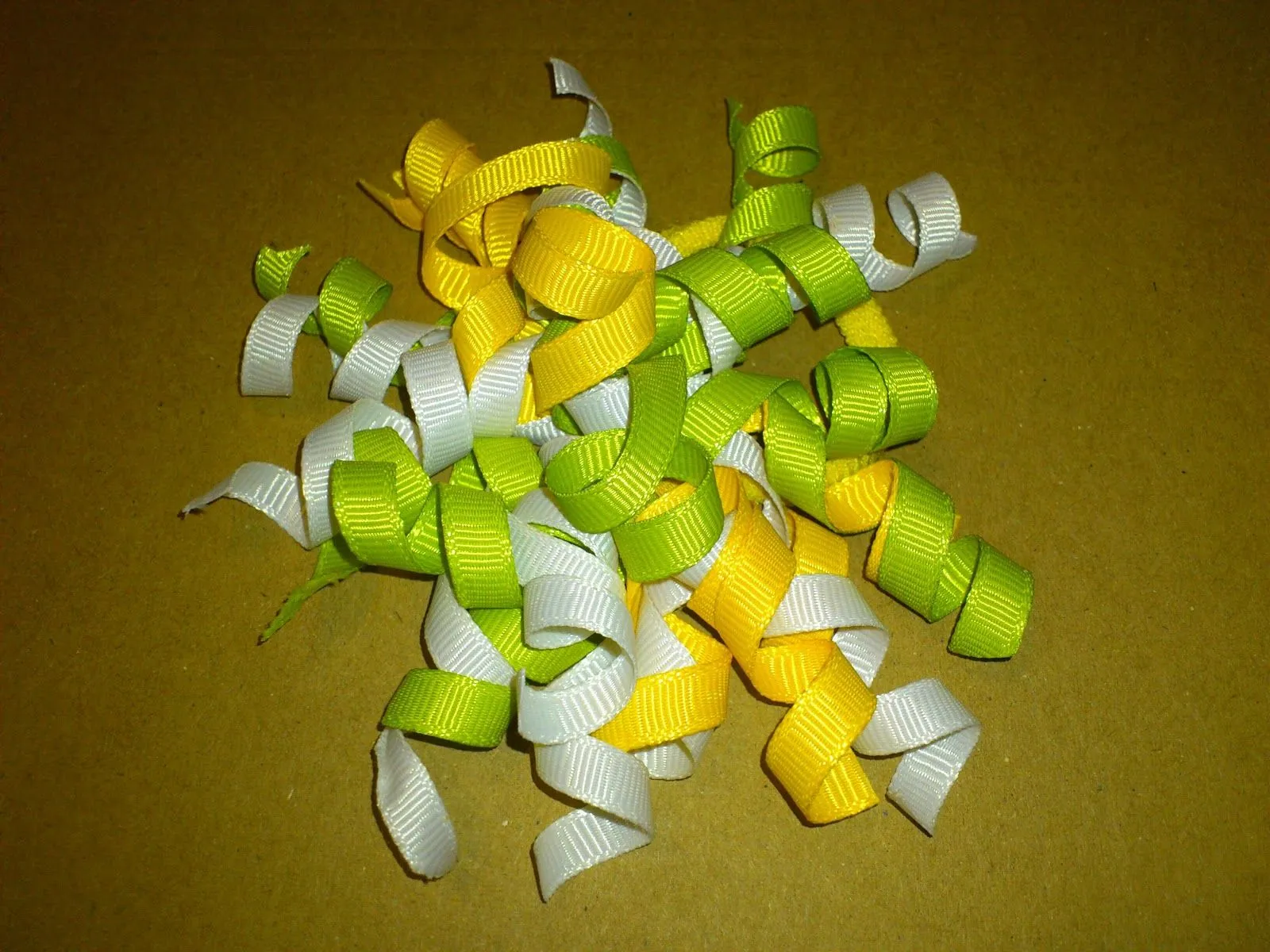 Las cosas de Luma: Lazos de cinta rizada