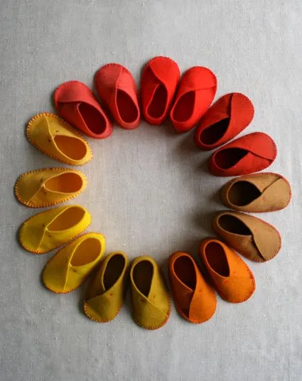 DE LUNARES Y NARANJAS: DIY: Zapatos de fieltro para bebés! DE LUNARES Y NARANJAS: DIY: Zapatos de fieltro para bebés!