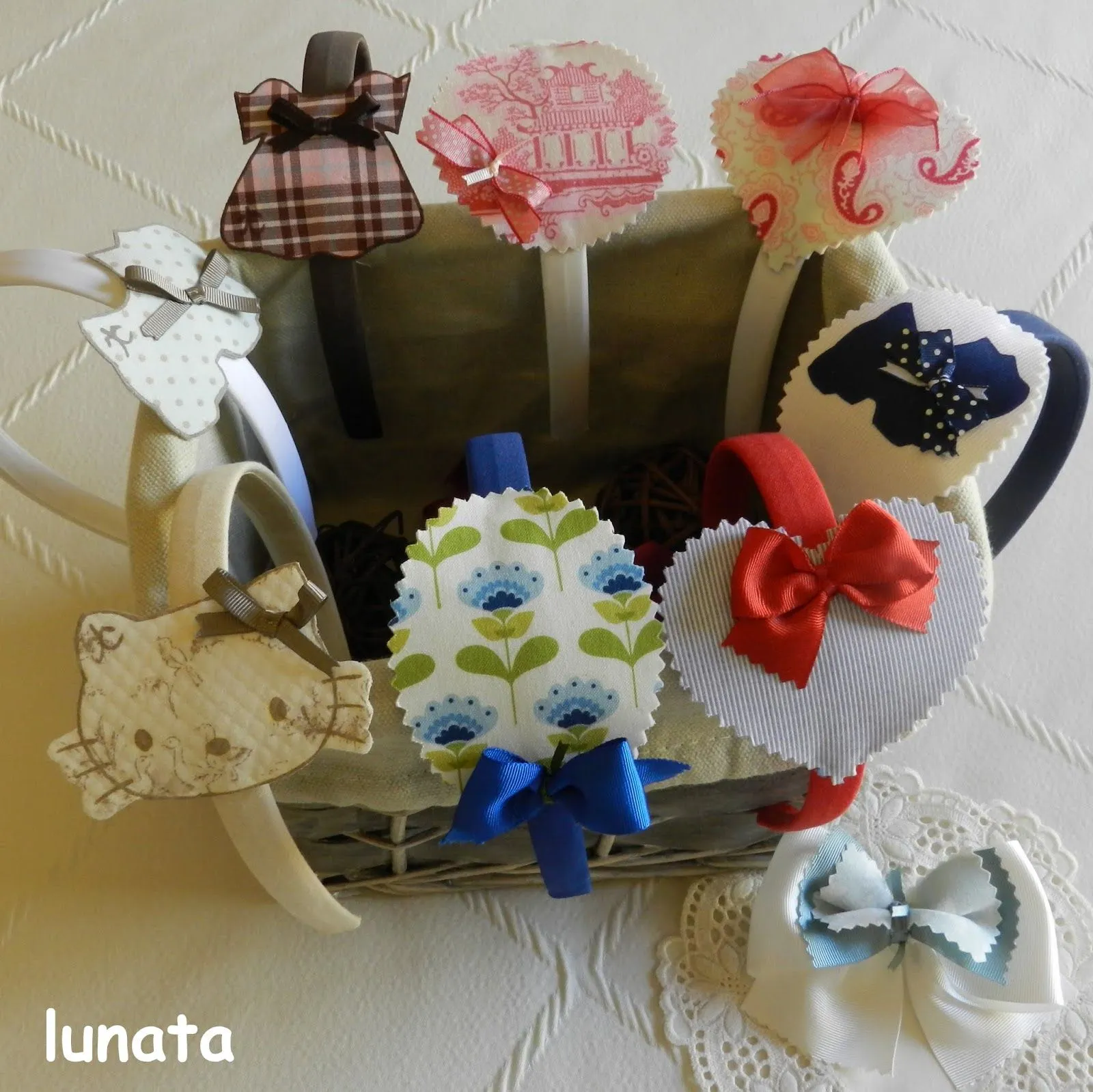 Mi lunata: DIADEMAS, BROCHES Y CAMISETAS INFANTILES PINTADAS A MANO Mi lunata: DIADEMAS, BROCHES Y CAMISETAS INFANTILES PINTADAS A MANO