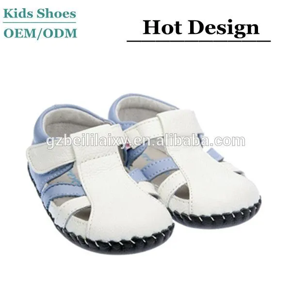 Luz azul gancho y lazo de espuma zapatos de bebé hechos punto del ... Luz azul gancho y lazo de espuma zapatos de bebé hechos punto del ...