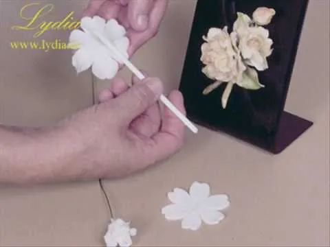 LYDIA - PORCELANA FRÍA - Rosas Amarillas. - YouTube LYDIA - PORCELANA FRÍA - Rosas Amarillas. - YouTube