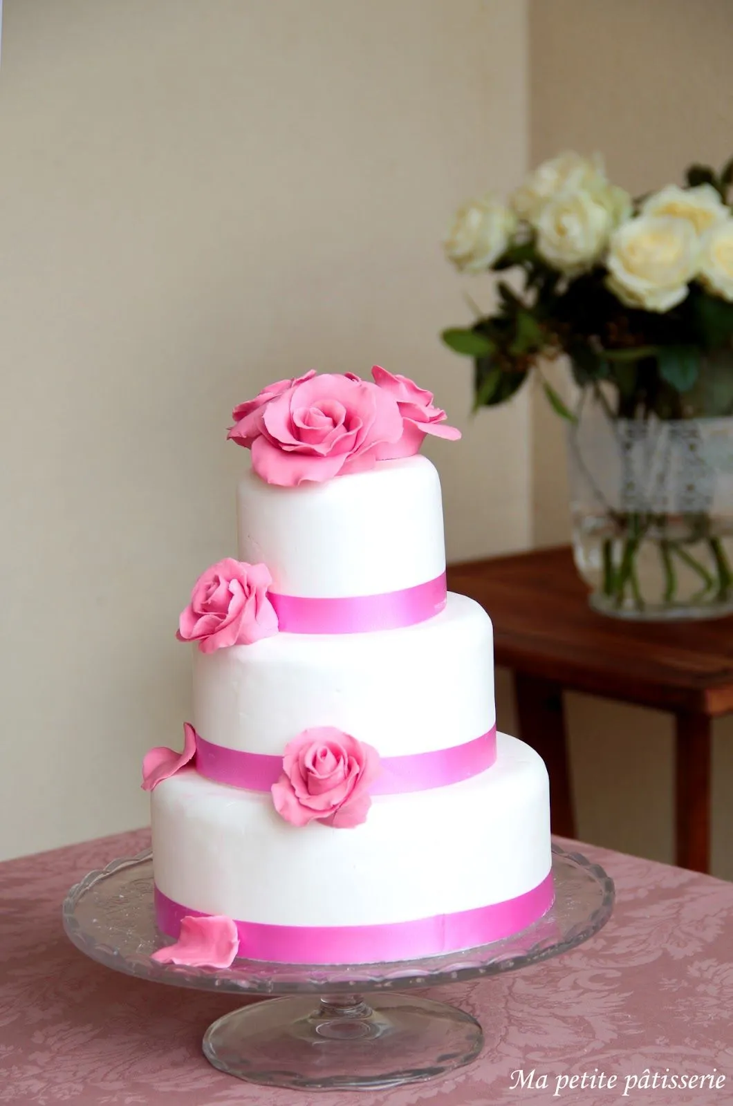 Ma petite patisserie: Tarta de tres pisos con cinco rosas y fotos ... Ma petite patisserie: Tarta de tres pisos con cinco rosas y fotos ...