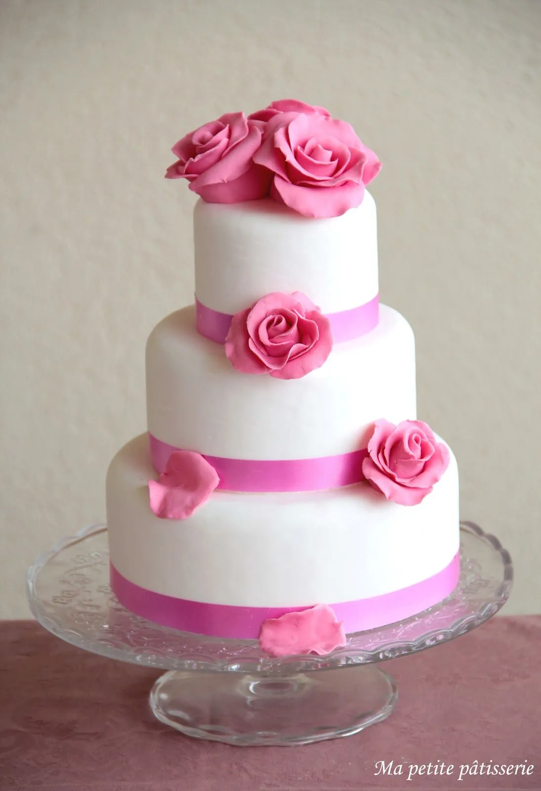Ma petite patisserie: Tarta de tres pisos con cinco rosas y fotos ... Ma petite patisserie: Tarta de tres pisos con cinco rosas y fotos ...