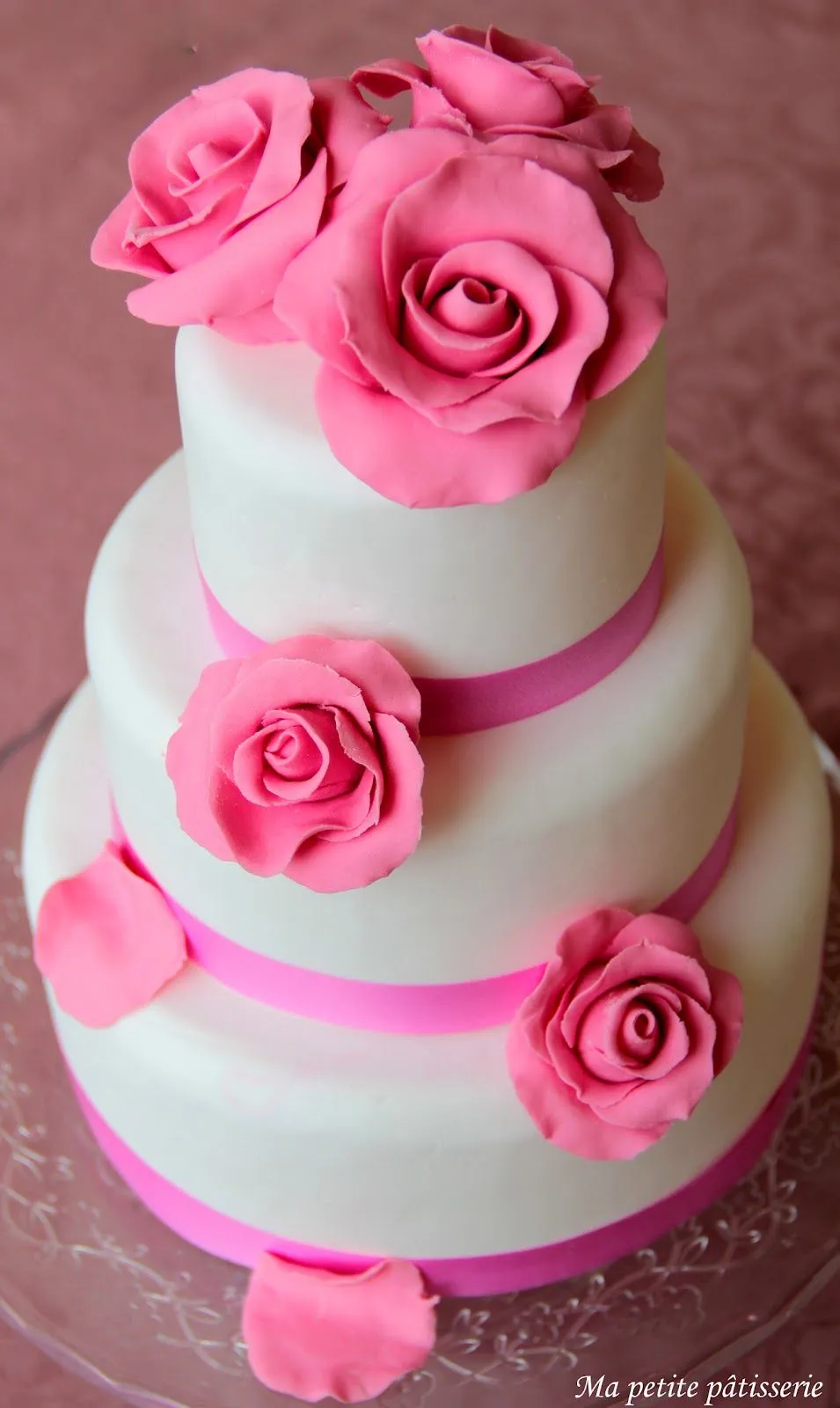 Ma petite patisserie: Tarta de tres pisos con cinco rosas y fotos ... Ma petite patisserie: Tarta de tres pisos con cinco rosas y fotos ...