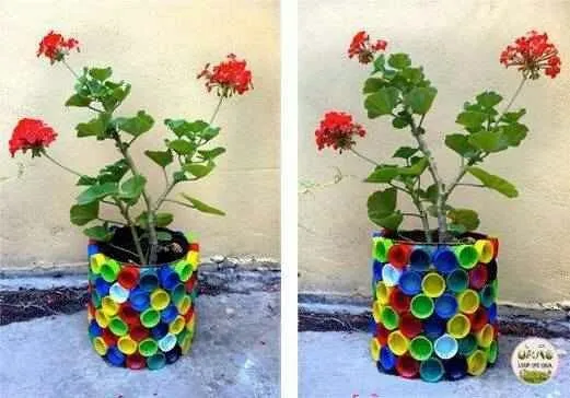Maceta hecha con tapitas de plastico de diferentes colores ... Maceta hecha con tapitas de plastico de diferentes colores ...