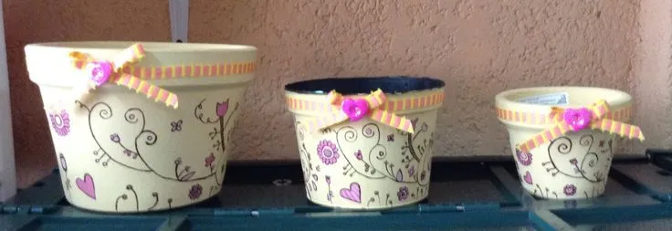 Macetas de barro y de plástico pintadas a mano. Diferentes tamaños ... Macetas de barro y de plástico pintadas a mano. Diferentes tamaños ...