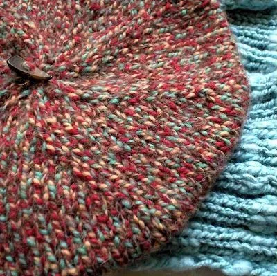 macraMe: Boina lana jaspeada celeste, rojo y beige macraMe: Boina lana jaspeada celeste, rojo y beige