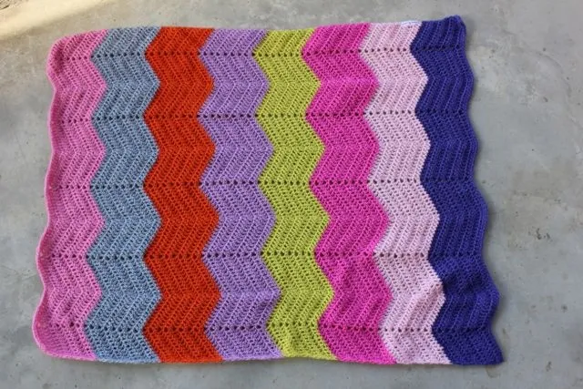 Lali Belula: Manta de bebé en ganchillo zig-zag (para Fanny)