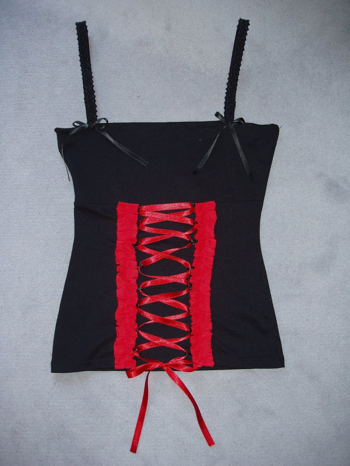 Madame Macabre: Un top sencillo transformado en un corsé.