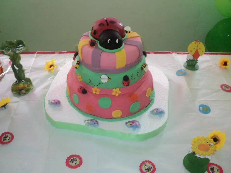 Madelen Cakes Creaciones: torta de mariquitas Madelen Cakes Creaciones: torta de mariquitas