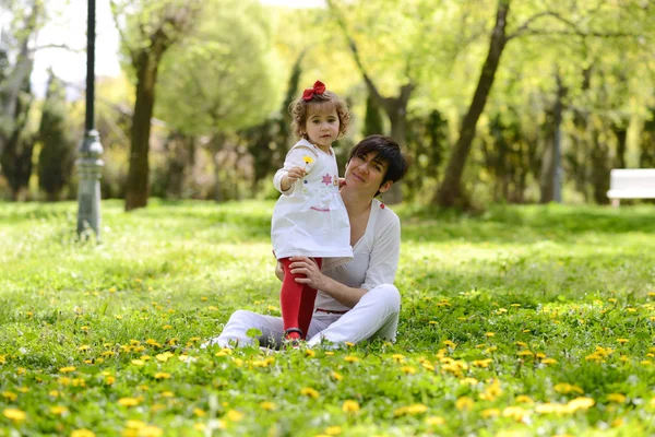 madre y niña jugando en el parque — Foto stock © javiindy #49056503