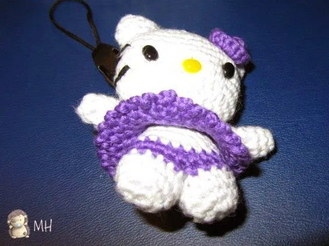 MADRES HIPERACTIVAS: Llavero Amigurumi Mini Hello Kitty