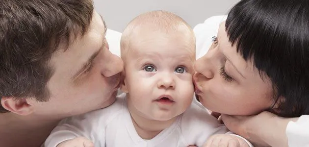 Madres y padres primerizos y sobreprotectores con sus bebés