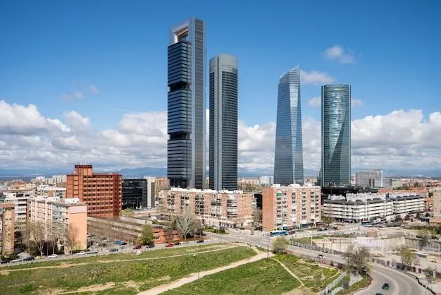 Madrid paisaje urbano durante el día. paisaje del edificio de ...
