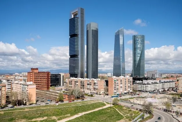 Madrid paisaje urbano durante el día. paisaje del edificio de ... Madrid paisaje urbano durante el día. paisaje del edificio de ...