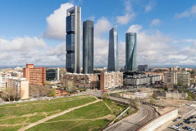 Madrid paisaje urbano durante el día. paisaje del edificio de ... Madrid paisaje urbano durante el día. paisaje del edificio de ...
