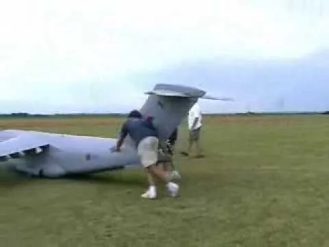 Maior avião de controle Remoto - YouTube