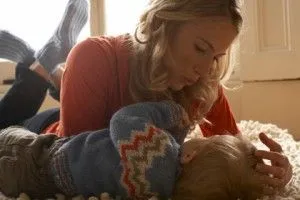mama y bebe 300x200 Consulta: mi hijo tiene dos años y se hace pipi ... mama y bebe 300x200 Consulta: mi hijo tiene dos años y se hace pipi ...